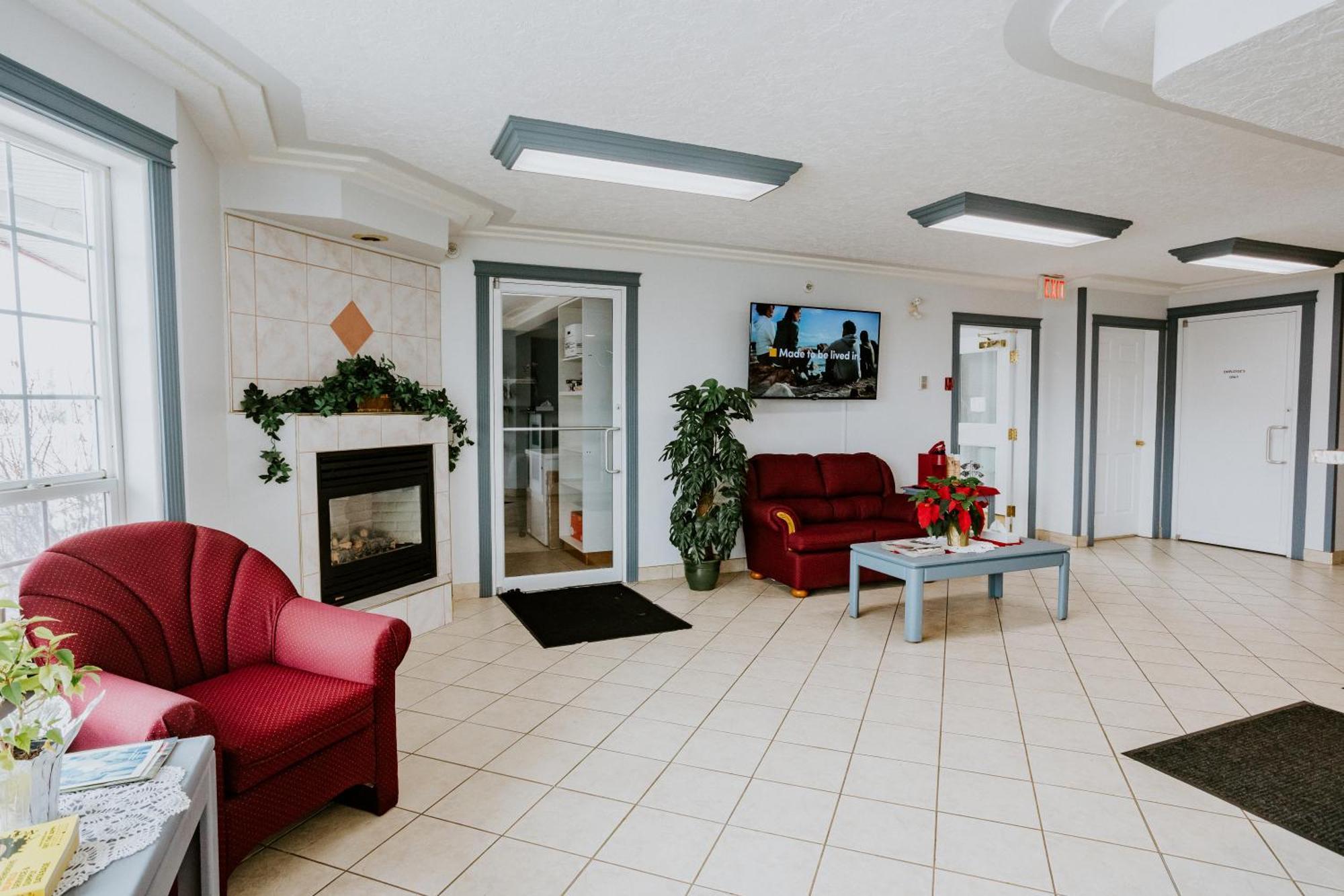 Western Budget Plus Mosaic Suites Penhold Extérieur photo