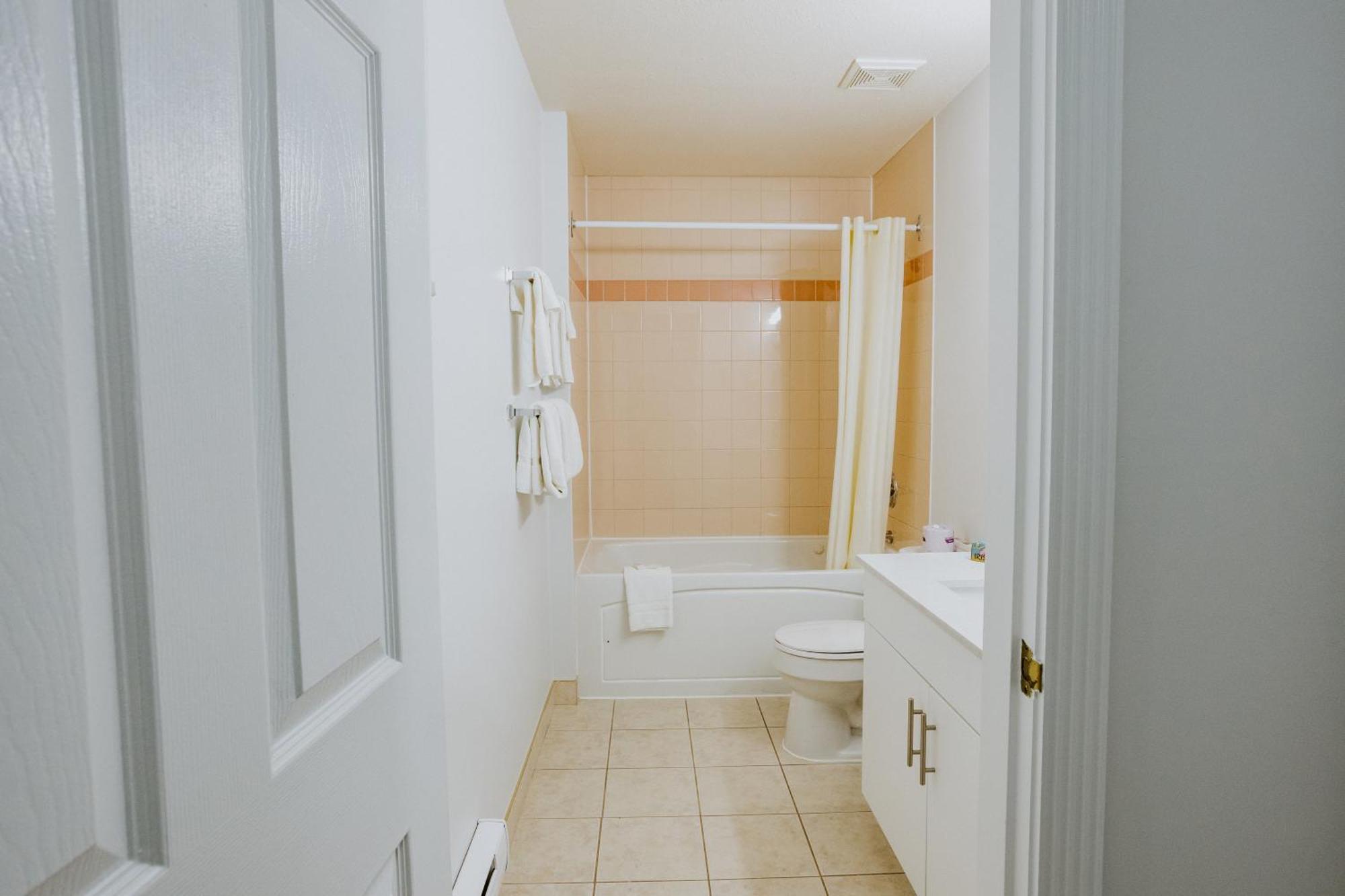 Western Budget Plus Mosaic Suites Penhold Extérieur photo
