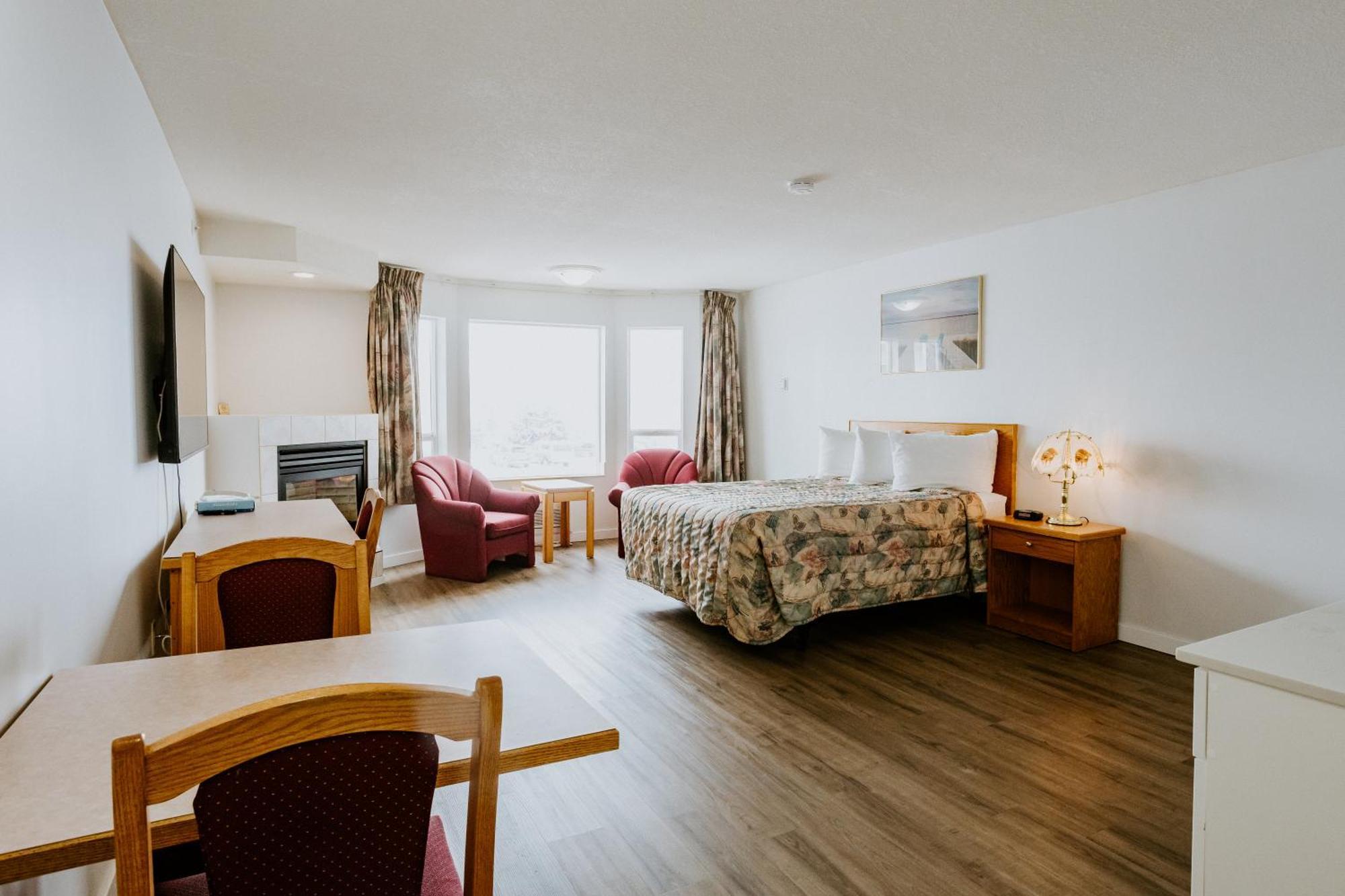 Western Budget Plus Mosaic Suites Penhold Extérieur photo