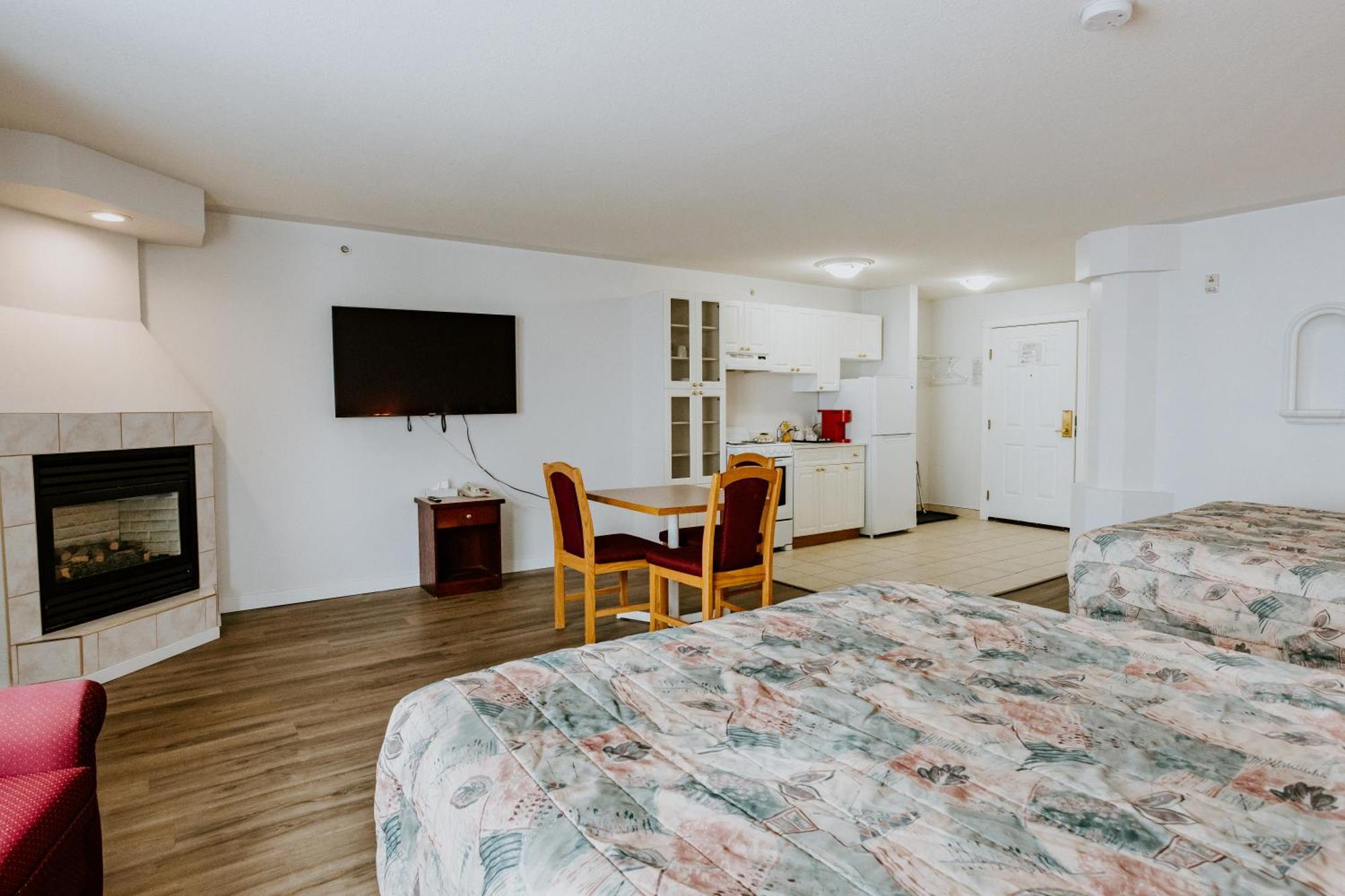 Western Budget Plus Mosaic Suites Penhold Extérieur photo