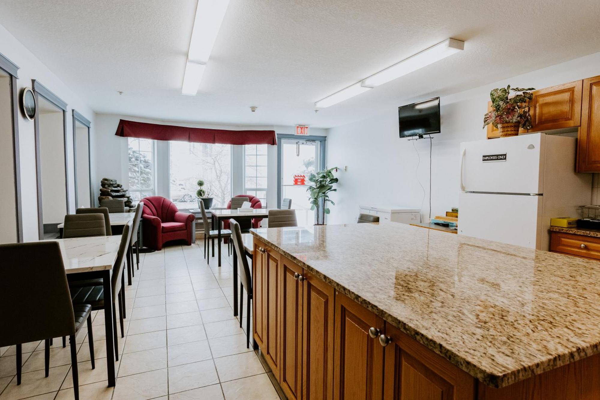 Western Budget Plus Mosaic Suites Penhold Extérieur photo