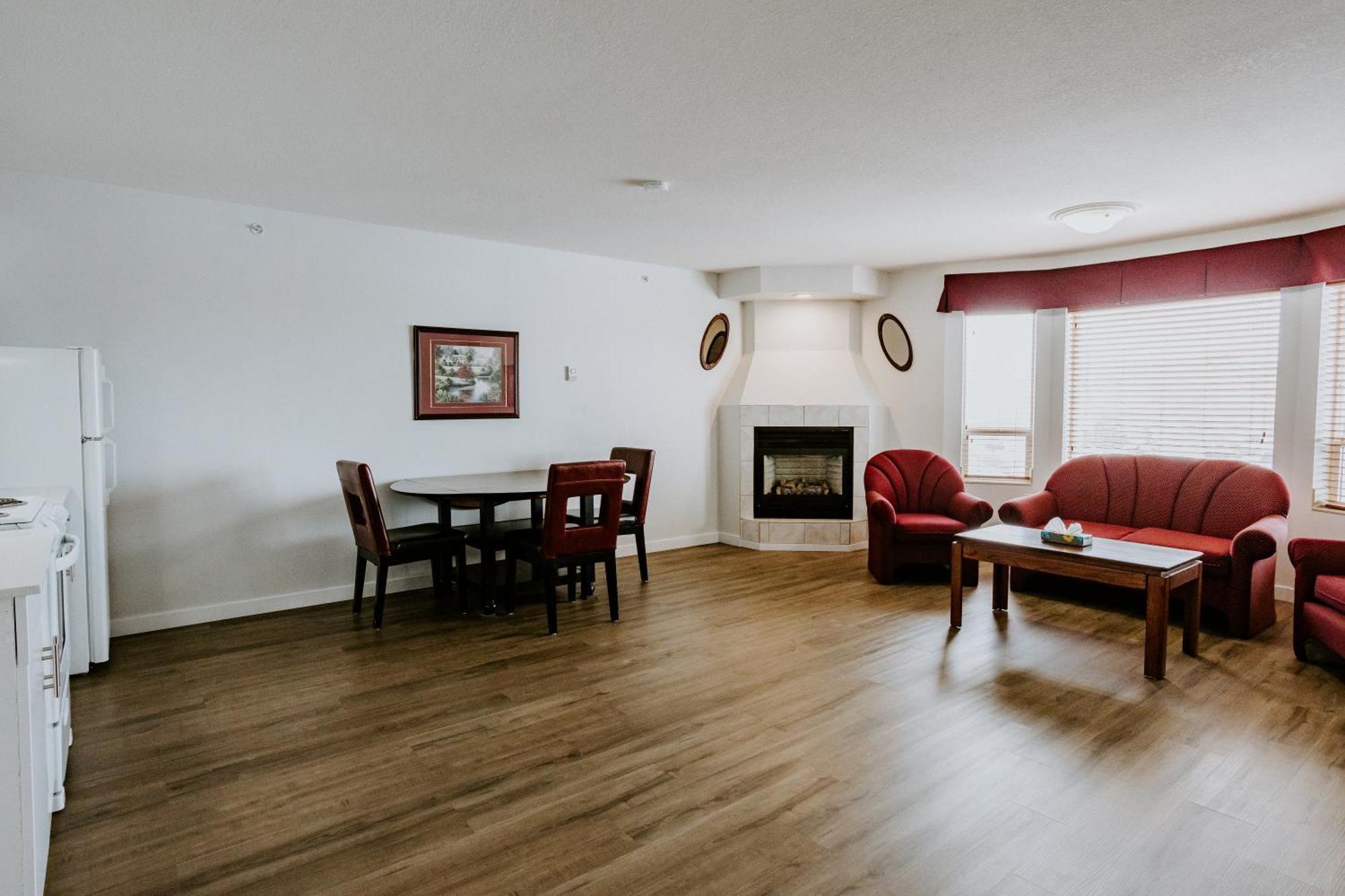 Western Budget Plus Mosaic Suites Penhold Extérieur photo