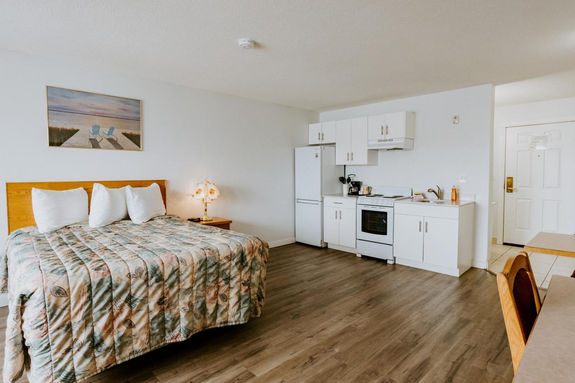 Western Budget Plus Mosaic Suites Penhold Extérieur photo